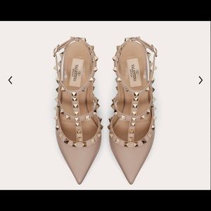 ROCKSTUD GRAINY CALFSKIN ANKLE STRAP PUMP 100 MM